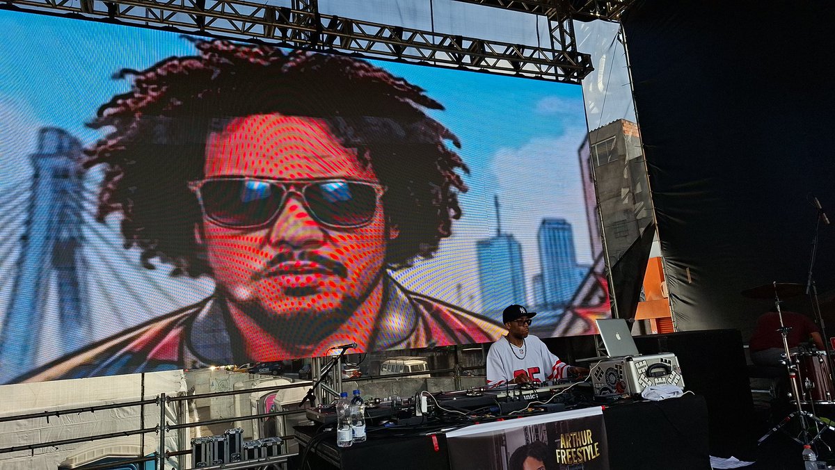 Arthurfreestyle's tweet photo. Uma sequência de imagens pra guardar na memória! 🎧🎤❤️😉🇯🇲 Essa “Virada Cultural” foi inesquecível, fazendo a verdadeira Cultura das Ruas chegar nas grandes periferias de São Paulo, meu Show teve som e iluminação e uma grande infraestrutura de palco, obrigado a todos… https://t.co/TsDsCh85Rj