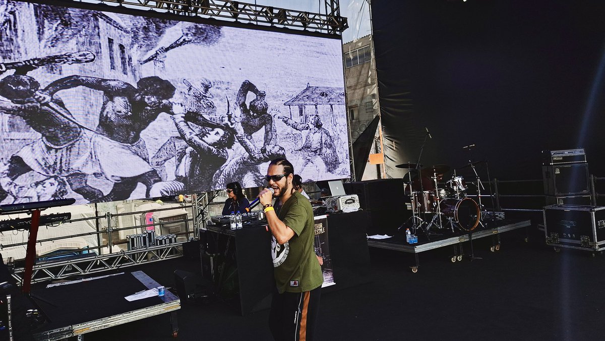 Arthurfreestyle's tweet photo. Uma sequência de imagens pra guardar na memória! 🎧🎤❤️😉🇯🇲 Essa “Virada Cultural” foi inesquecível, fazendo a verdadeira Cultura das Ruas chegar nas grandes periferias de São Paulo, meu Show teve som e iluminação e uma grande infraestrutura de palco, obrigado a todos… https://t.co/TsDsCh85Rj