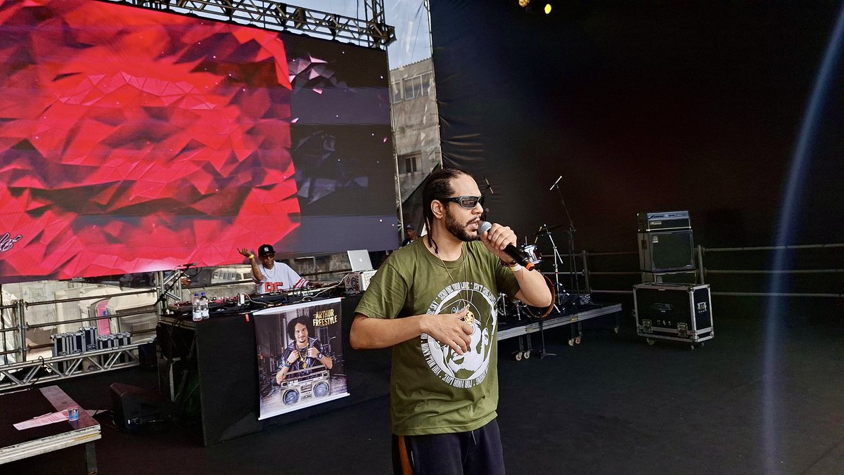 Arthurfreestyle's tweet photo. Uma sequência de imagens pra guardar na memória! 🎧🎤❤️😉🇯🇲 Essa “Virada Cultural” foi inesquecível, fazendo a verdadeira Cultura das Ruas chegar nas grandes periferias de São Paulo, meu Show teve som e iluminação e uma grande infraestrutura de palco, obrigado a todos… https://t.co/TsDsCh85Rj