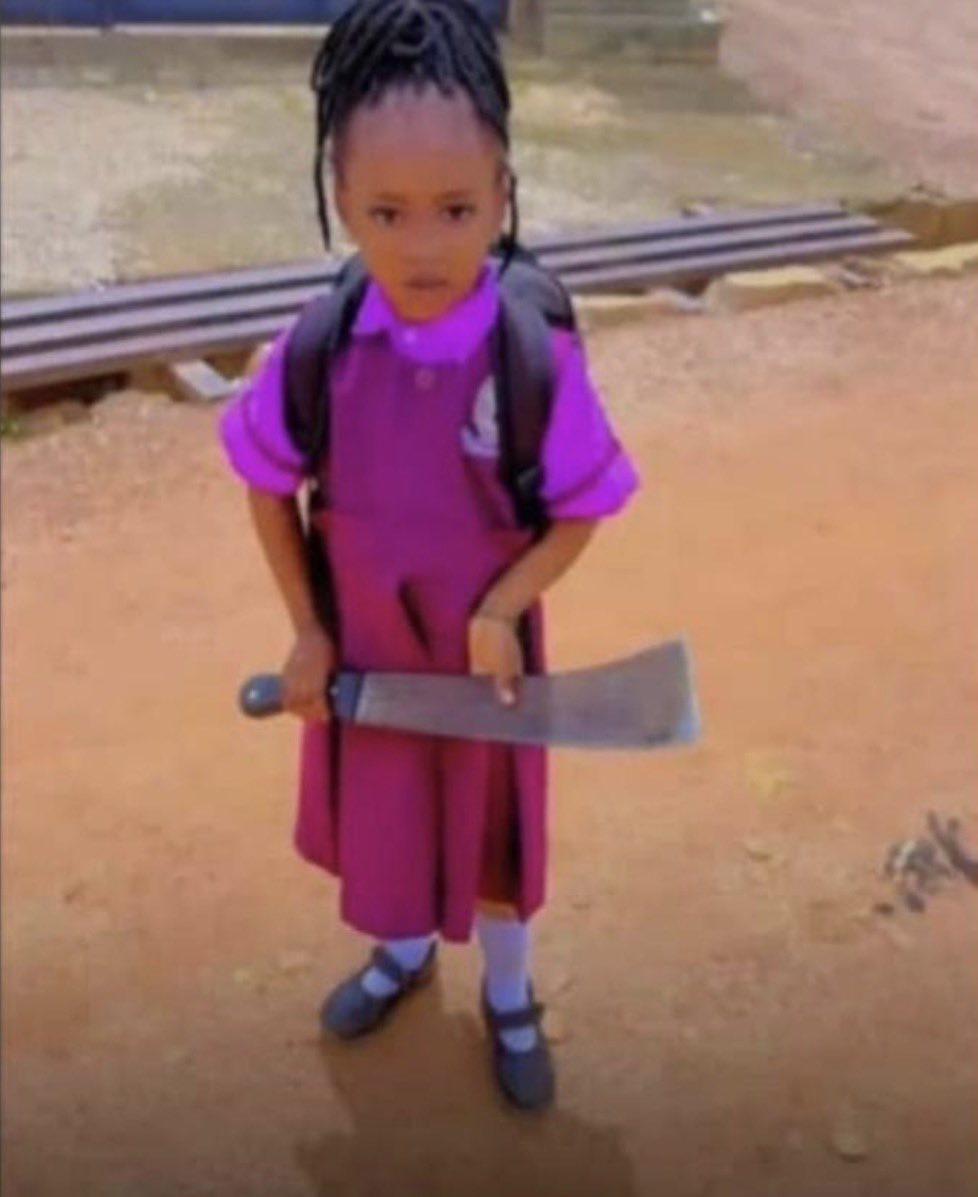 Chioma227's tweet photo. If e reach your turn Carry lunch box give her 😂 https://t.co/cpbY4kOQFL