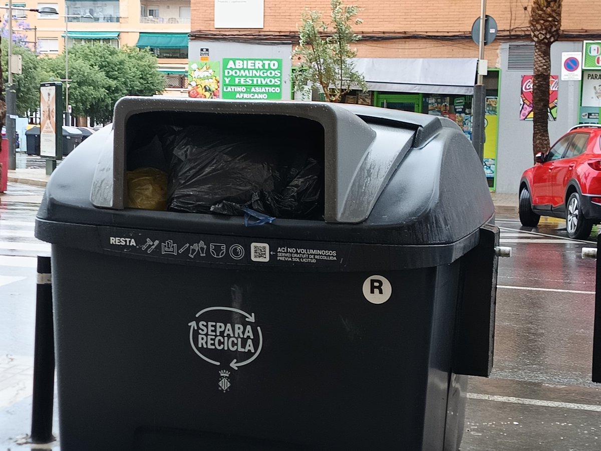 concha_peiro's tweet photo. Nuevos contenedores en Puerto de Sagunto...  Sin comentarios https://t.co/4gxO3d3Pwc