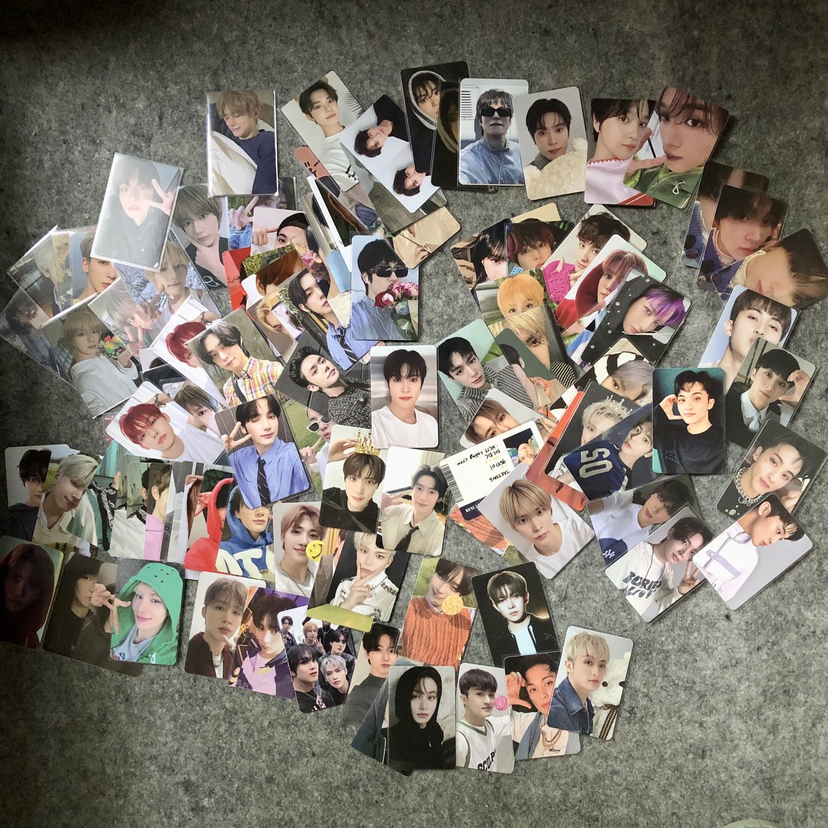zpalv's tweet photo. haloo! aku mau clearance sale pc² ini di live tiktok ku nanti malam 😬 harga mulai dari 100k/3pc, avail nct aespa txt enhypen dan ada nyempil pc dari beberapa grup lain juga ehehe ☺️ kalo ada yang tertarik mau join bisa hit me up ya buat detailnya! thankyou 🤗 https://t.co/WBUhqj1rJ9