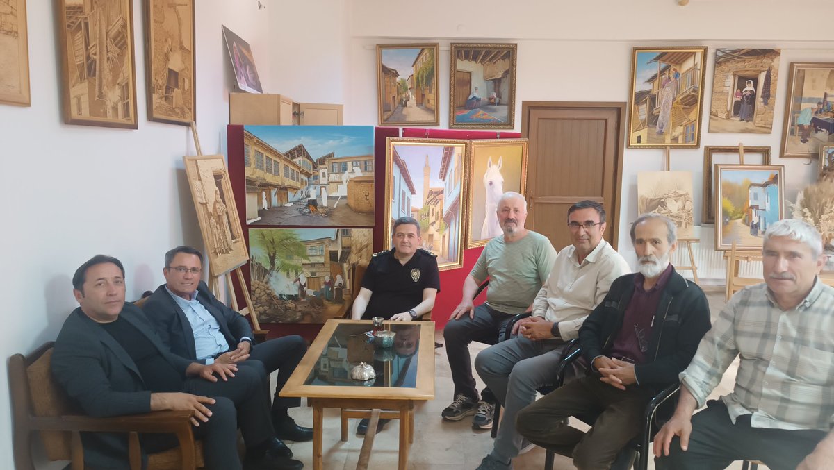 ErtanMUMCU's tweet photo. İl emniyet müdürümüz Sn Kayhan Ay ile asayişin temininde kültür ve sanatın rolü ve şehir-mekan ilişkisinin etkileri üzerine Sanat Merkezimizde uzun bir sohbette bulunduk.
Bu yöndeki çabası umut vericiydi.. https://t.co/0UBoVF0LKA