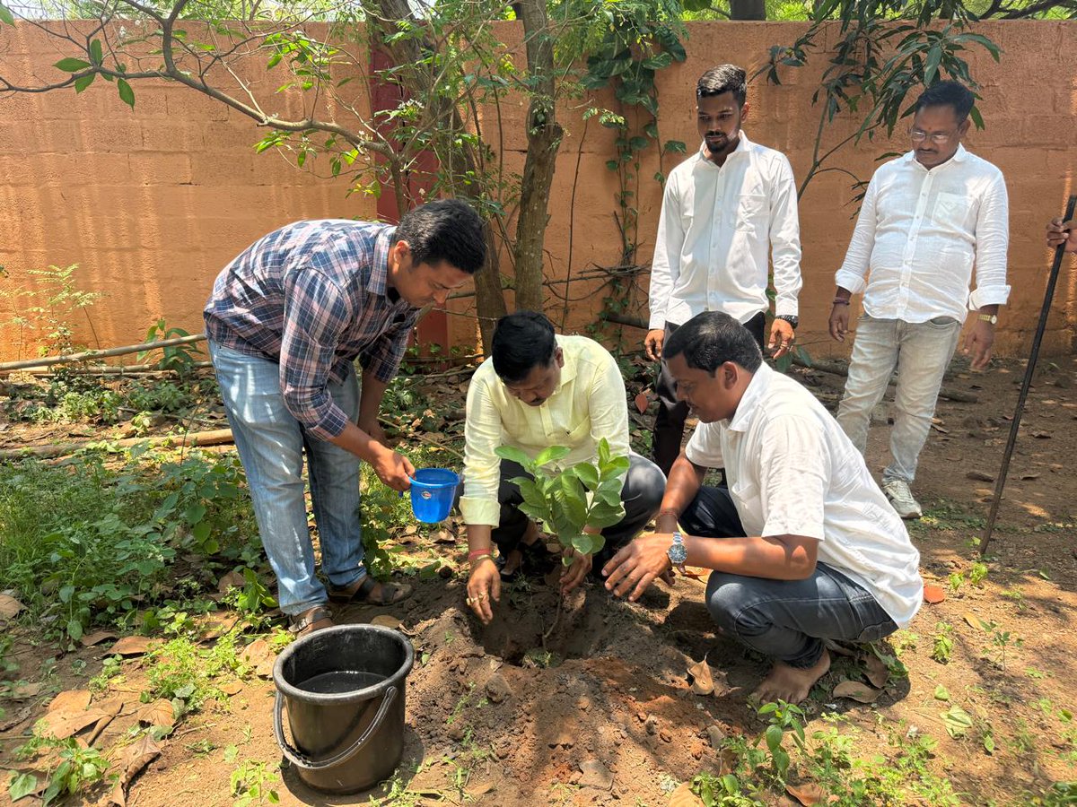 gobindamlar's tweet photo. ବିଶ୍ୱ ପରିବେଶ ଦିବସ ଅବସରରେ ଆଜି ଭୁବନେଶ୍ୱର ସ୍ଥିତ ମୋ ସରକାରୀ ବାସଭବନରେ “ମା ପାଇଁ ଗଛଟିଏ” ଅଭିଯାନ ଅନ୍ତର୍ଗତ ବୃକ୍ଷ ରୋପଣ କଲି। 

ଆସନ୍ତୁ, ପ୍ରକୃତିକୁ ସୁରକ୍ଷିତ ରଖିବା ସହ “ମା ପାଇଁ ଗଛଟିଏ” ଅଭିଯାନରେ ସାମିଲ ହୋଇ ସବୁଜ ଓ ସୁସ୍ଥ ଭବିଷ୍ୟତ ଗଠନରେ ନିଜର ଅବଦାନ ରଖିବା। 

#worldenvironmentday #ekpedmaakenaam🌳🌳 https://t.co/cBGPwTy2BN