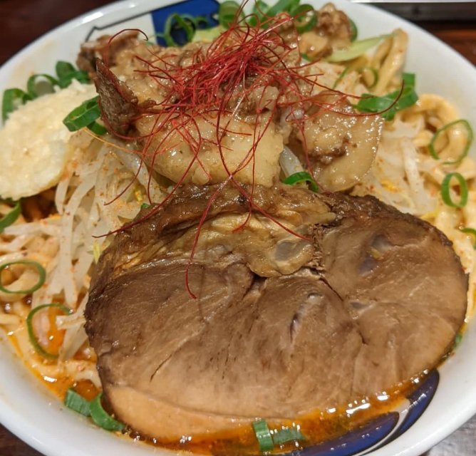 manchan1982's tweet photo. 久々麺活〜🐷
１枚目　東京駅構内　　雷
２枚目　立川　　　　　あらしん
３枚目　新秋津　　　　たかぎのブー
４枚目　八王子　　　　小川流
５枚目　高円寺　　　　おにのすみ家
６枚目　高円寺　　　　田ぶし
今年はウマいラーメン見つかればいいな〜🍜🐷 https://t.co/Mscniy20YX