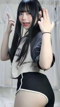 cham22232's tweet photo. むめいちゃんみたいな痩せてるけど肉付きのいいエロいカラダの女にこう言うマイクロミニスカートを履かせて痴漢電車に乗らせたい💕

もちろんノーパンノーブラ💕
ワイシャツもすっけすけのうっすいやつ来させて乳首モロ見え💕

エスカレーターでも隠そうとせはず、おま〇こ丸見え💕ア〇ルにはパールぶち込まれてて、紐が垂れてる状態💕

電車で後ろからおっぱい鷲掴みされて��ち〇ぽ擦られて、勝手に挿入されて中にドロッドロの痴漢オヤジのザー〇ン流し込まれて、

終わったかと思いきや、数人に公衆便所に連れて行かれてそこで回されまくって膣から大量のザー〇ンが垂れ流されて、服もスカートもビリッびりに破かれて、

ハダカで帰るしかなくて、また電車でレ〇プされる💕
#文字コラ　#パロディ　#ALT #なりきり