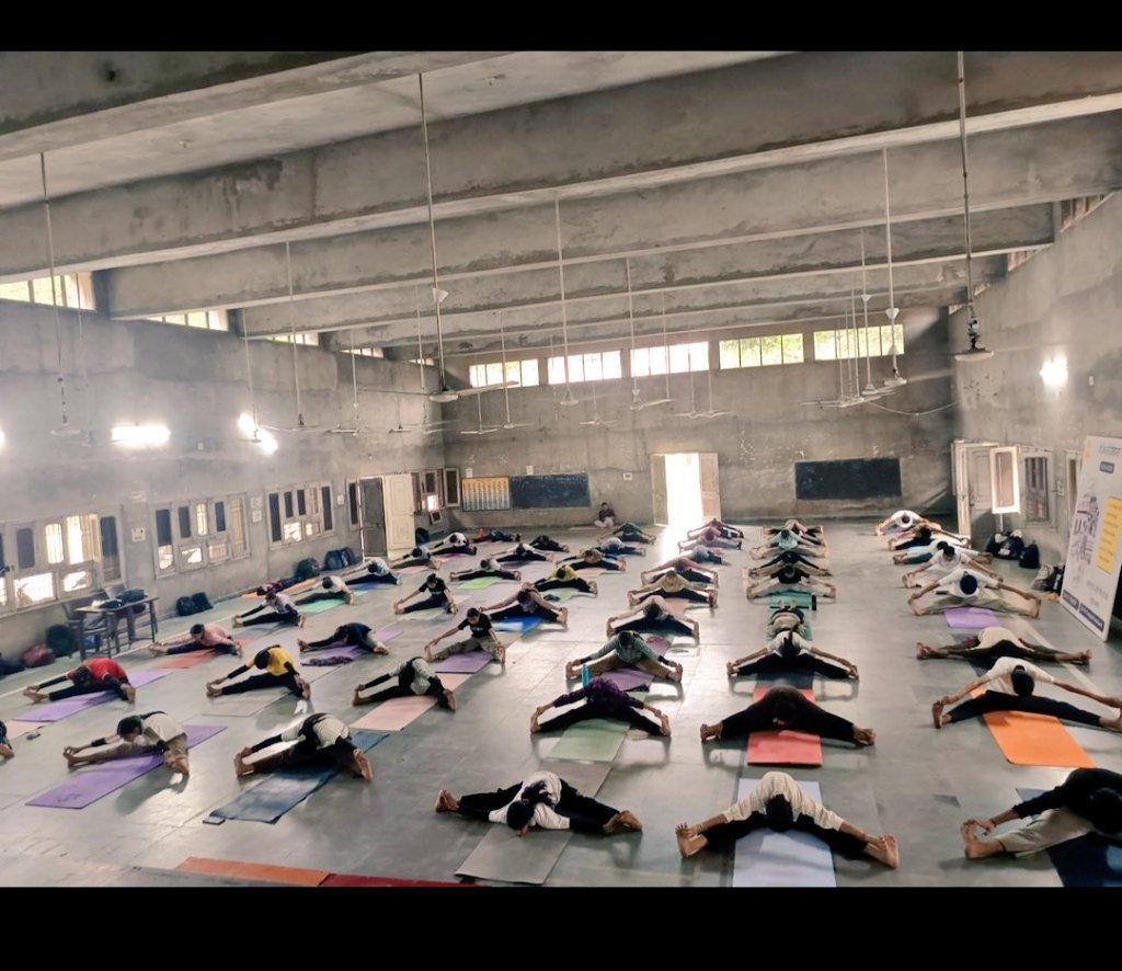 Poonam_67's tweet photo. योग केवल कसरत नहीं, बल्कि खुद से जुड़ने का एक मार्ग है। 🧘‍♂️✨ आज की भागदौड़ भरी जिंदगी में मानसिक शांति और शरीर के शुद्धिकरण (जैसे षट्कर्म) के लिए योग को अपनाएं। जीवन में संतुलन लाएं।
#YogaLife
#sangrur
#cmdiyogshala https://t.co/qzibL2jVio
