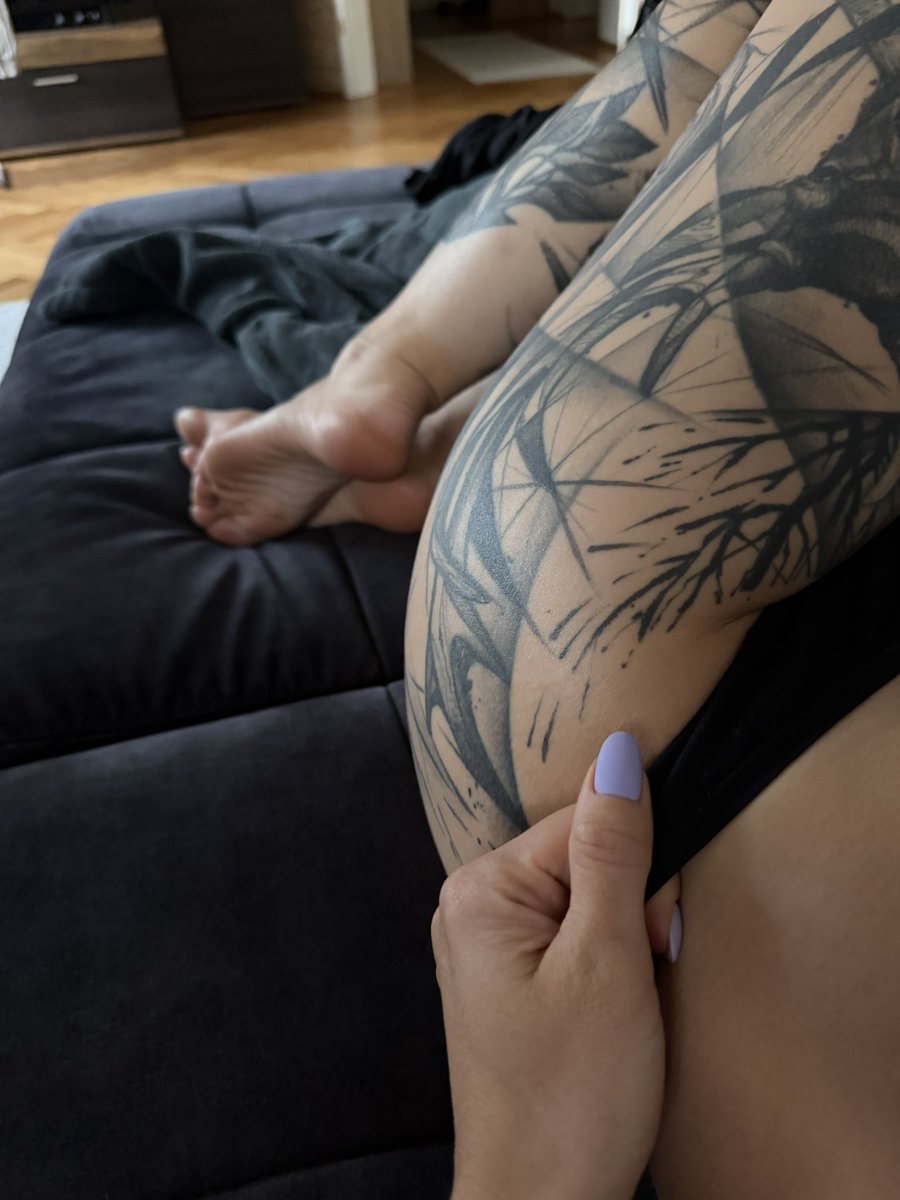 GoddessBellini's tweet photo. Guten Morgen in den Freitag 🔥

Heute Abend kommt der Alpha zurück, um mich wieder zu verwöhnen. Nach 4 Tagen ohne, wird es sicher intensiv ❤️‍🔥

Dein Platz ist kniend und für meine Zeit z@hlend unter meinen Füßen. 😈 https://t.co/5iTHtLRl73