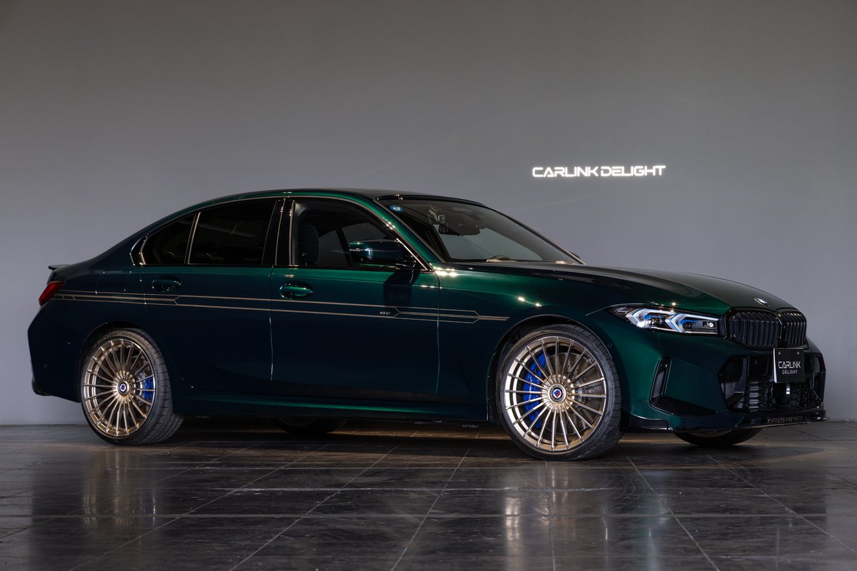 carlink_delight's tweet photo. ”ブッフローエの魔法よ、永遠に”

紡いできた歴史の集大成

BMW ALPINA　B3GT Limousine Allrad  '26

https://t.co/TtPc9CEc4u

これが本当に最後なのか…

そう、じんわりとこみ上げるものがある

あのクラフトマンシップに、憧れてきたものとしては…

”ALPINA”

アルピナ・ブルカルト・ボーフェンジーペン社のエンジニアたちがブッフローエの拠点で

BMWを独自の解釈で、確かなチューニング技術と、エクスルーシブなインテリアを与え

圧倒的な速さと、傑出した快適さ。そしてそれらの素晴らしき調和。

アルピナ・イズムをもとに、他のドライバーズカーにはない独自な世界観

”アルピナ・マジック”を作り出す

それが長年愛されてきたALPINAの一番の魅力

「クルマは単なる移動の道具ではない。クルマという道具で、その”過程”を心から楽しむことに人生の歓びがある」

「普遍的なものでは物足りない、自分だけの価値観や世界観を大事にしたい」

そんな嗜好を持つ、カー・エンスージアストの心を長年にわたり満たしてきた

そんなアルピナも、2025年12月31日をもって約60年間の歴史にピリオドを打った

決して、ブランドが消滅した訳ではない。BMWに商標権が譲渡され、BMW内の一つのブランドとして新たな道を進み始めた

故に今後もアルピナの名を冠したモデルはBMWのラインナップに残るであろうが

家族経営の”アルピナ・ブルカルト・ボーフェンジーペン社とそのエンジニアたち”が”ブッフローエの拠点”で開発を行う

”オリジナル”なアルピナの歴史が終わってしまったのだ

BMWがMモデルを大幅に強化する一方、アルピナは創業以来の伝統を守り続けてきた。

BMWアルピナが紡いできた、60年におよぶ歴史

それを飾る集大成ともいえる、最後のカタログモデルとして作り出されたのが

"B3 GT"

グランツーリスモの名を冠したそのクルマは

アルピナのスポーツサルーン”B3”をベースに

アルピナ・ブルカルト・ボーフェンジーペン社のエンジニアたちがブッフローエの拠点で開発を行う

「最後の純粋なアルピナモデルのひとつとして」

長距離を高速かつ快適に移動できる極上のグランドツアラーを目指して作り出された

速さ、美しさ、優雅さ、その両立。アルピナの哲学とこだわりがつまった一台だ

アルピナの伝統に則って、BMWの3シリーズをベースに

M3譲りのストレート６ターボエンジンを搭載

そこで表現されるのは

「アルピナ流の速さと美しさ」とは何かと言う教えだろう

本来荒々しさが目立つMモデルと同じ心臓部をもっていながら

完璧とも言えるアルピナによる躾や仕立てをまとうことにより、その”M"のストレート６ツインターボエンジンを積んだ3シリーズのセダンは

アルピナの手にかかれば、ジェントルで至福な時間を作り出す

”オトナのサルーン”に生まれ変わる。

まさに言葉通りのアルピナ・マジックだ。

決してひけらかす事はなく、静かにその確かな存在感を主張するスタイリング

そして内側には秘めた情熱的な思いを体現する

圧倒的なエンジンパワーとニュートラルなハンドリング、そして十分なトラクション

快適性といった日常的な使いやすさと、卓越した走行性能を両立というアルピナらしい手法をしっかりと注ぎ込まれている

そして”GT”では通常モデルより34psプラスの

最大出力 529PS　最大トルク730Nｍの圧倒的な速さを手に入れた

しかしながら、エンジンパワーを上げる=せっかくのバランスが崩れてしまう

ということにもつながる

アルピナがそれを許すわけがない、ひたすらに繊細なレシピによる改良が突き詰められている

エンジンルーム内にアルミ製の強力な補強ストラットを追加

また、リアダンパー取り付け方法がダイレクトになったことを受け、リアのスタビライザー径を一段階細いGT専用品に換装

またパワー増による高速走行の安定性向上の為、専用のスプリッターとカナードを装備するなど

そうした物理的な繊細なチューニングに加え

それをまとめ上げる電子制御の仕上げ、キャリブレーションをエンジニアが約1年がかりで煮詰めたという。

GTというモデルは、ただ名前だけの最終モデルではない…というのが、お分かりいただけただろうか？

しっかりとアルピナのスピリットが注ぎ込まれた一台なのだ

E型時代のような専用エンジンではなくなったが故、「アルピナらしくなくなった」と言う声もあるが

アルピナの本質というのは、専用エンジンなどの分かりやすいものではなく　

エンジンやサスペンションの走りのメカニズム面から、仕立てのよい上質な室内空間にこだわりを重ね

異常なまでに緻密に繊細に

”アルピナという一台”を作り上げる「クラフトマンシップ」にある

”B3GT”というクルマは、最後にそれを伝えるための

集大成の作品、その一つとなのではないでしょうか

クルマは単なる移動の道具ではない。

クルマという道具で、その”過程”を心から楽しむことに人生の歓びがある。

そんな美食家的な嗜好をもつ”エンスージアスト”な あなたに贈る

”ALPINAが作り出した最後のミドルサルーン”

紡いできた60年におよぶアルピナの歴史を伝える

ブッフローエの魔法書。その最終章を手にしてみませんか？