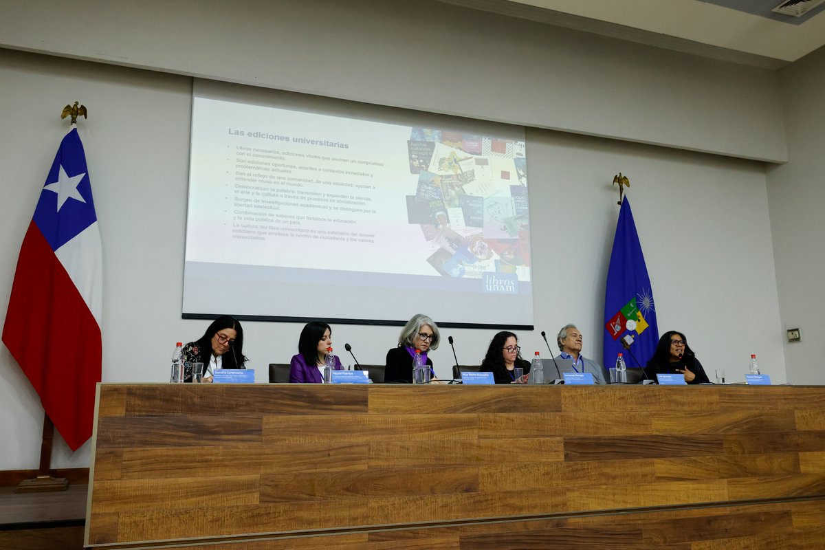 librosunam's tweet photo. 📚 En el Seminario Internacional "Desafíos de la Edición Universitaria en Instituciones Públicas", una colaboración de @uchile y la @UNAM_MX, especialistas, editoras y editores reflexionan sobre la profesionalización del sector, la circulación internacional del conocimiento, las ferias especializadas y la construcción de catálogos editoriales universitarios. Te compartimos algunos momentos de este encuentro📷 y te invitamos a ver la transmisión de las mesas en:👉🔗 https://t.co/dF4HcNorCO
