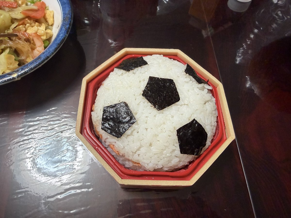 nibosi_himekiba's tweet photo. 東武池袋でコラボの⚽️おにぎりをいただきます https://t.co/NW72DsgalB