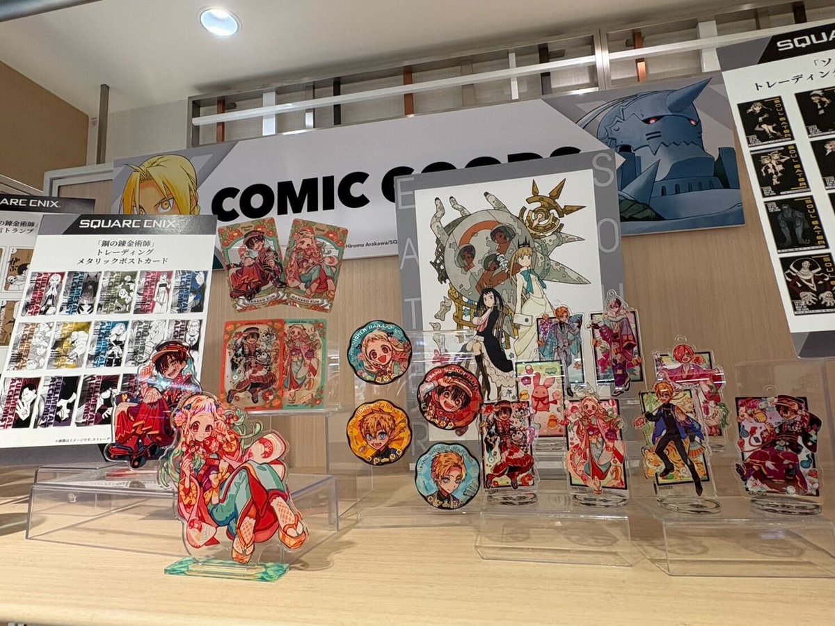 SQEX_MD_GOODS's tweet photo. ＼✨✈️「SQUARE ENIX POP UP STORE」が成田空港第2ターミナルに期間限定出店中🧳✨／

📍成田空港第2ターミナル本館4階 AIRPORT MALL
🗓️2026/4/3(金)～9/27(日)
https://t.co/W3z5Zd5nLz

チョコボサブレやぬいぐるみなど新商品も続々入荷中！

空港ならではのモチーフを組み合わせた描き下ろしイラストを使用した商品をはじめスクエニ商品が多数ラインナップ！
ご旅行やお出かけの際には、ぜひお立ち寄りください♪

#スクエニPOPUP #ファイナルファンタジー #ドラゴンクエスト