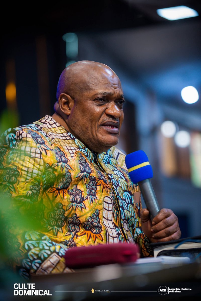 StanysBujakera's tweet photo. #RDC: L'évêque Pascal Mukuna prend position pour la nouvelle constitution.

Lors de notre live Space ce jeudi, le pasteur congolais a affiché son soutien au projet de changement constitutionnel, affirmant n'avoir « rien à reprocher à Félix Tshisekedi » et estimant que les nouvelles dispositions pourraient contribuer à endiguer la corruption chronique qui mine la RDC, lançant au passage une pique à l'Église catholique : « Si l'église catholique refuse et que nous avons accepté, où est le problème ? »