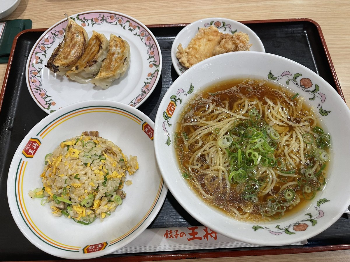 110Kinea's tweet photo. 餃子の王将〜 https://t.co/fqK4K9YDt1