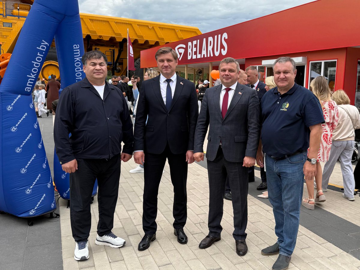BelarusEmbKz's tweet photo. 4 июня 2026 года в ходе третьего дня работы выставки «Белагро-2026» Чрезвычайный и Полномочный Посол Республики Беларусь🇧🇾 в Республике Казахстан🇰🇿 Алексей Богданов провел ряд совместных встреч с руководством холдинга «Горизонт» и Республиканской конфедерации предпринимательства. https://t.co/AQ5O4m9Pih