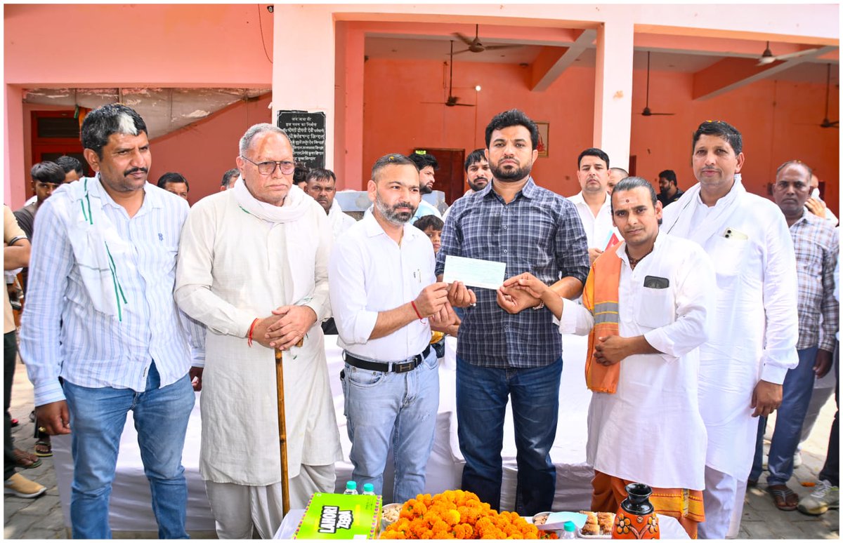 DevenderKadyan_'s tweet photo. गांव शाहपुर तगा में आयोजित धार्मिक कार्यक्रम में शामिल होकर बाबा मोहनदास जी का आशीर्वाद प्राप्त किया। इस दौरान मंदिर के सौंदर्यीकरण के लिए ₹10 लाख की राशि दान की।  

धार्मिक स्थल हमारी संस्कृति, आस्था और सामाजिक एकता के प्रतीक हैं। इनका संरक्षण और विकास हम सभी की साझा जिम्मेदारी है।
जय बाबा मोहनदास जी। 🙏