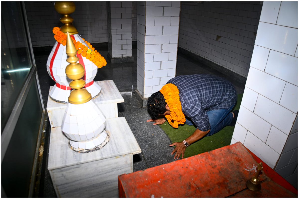 DevenderKadyan_'s tweet photo. गांव शाहपुर तगा में आयोजित धार्मिक कार्यक्रम में शामिल होकर बाबा मोहनदास जी का आशीर्वाद प्राप्त किया। इस दौरान मंदिर के सौंदर्यीकरण के लिए ₹10 लाख की राशि दान की।  

धार्मिक स्थल हमारी संस्कृति, आस्था और सामाजिक एकता के प्रतीक हैं। इनका संरक्षण और विकास हम सभी की साझा जिम्मेदारी है।
जय बाबा मोहनदास जी। 🙏