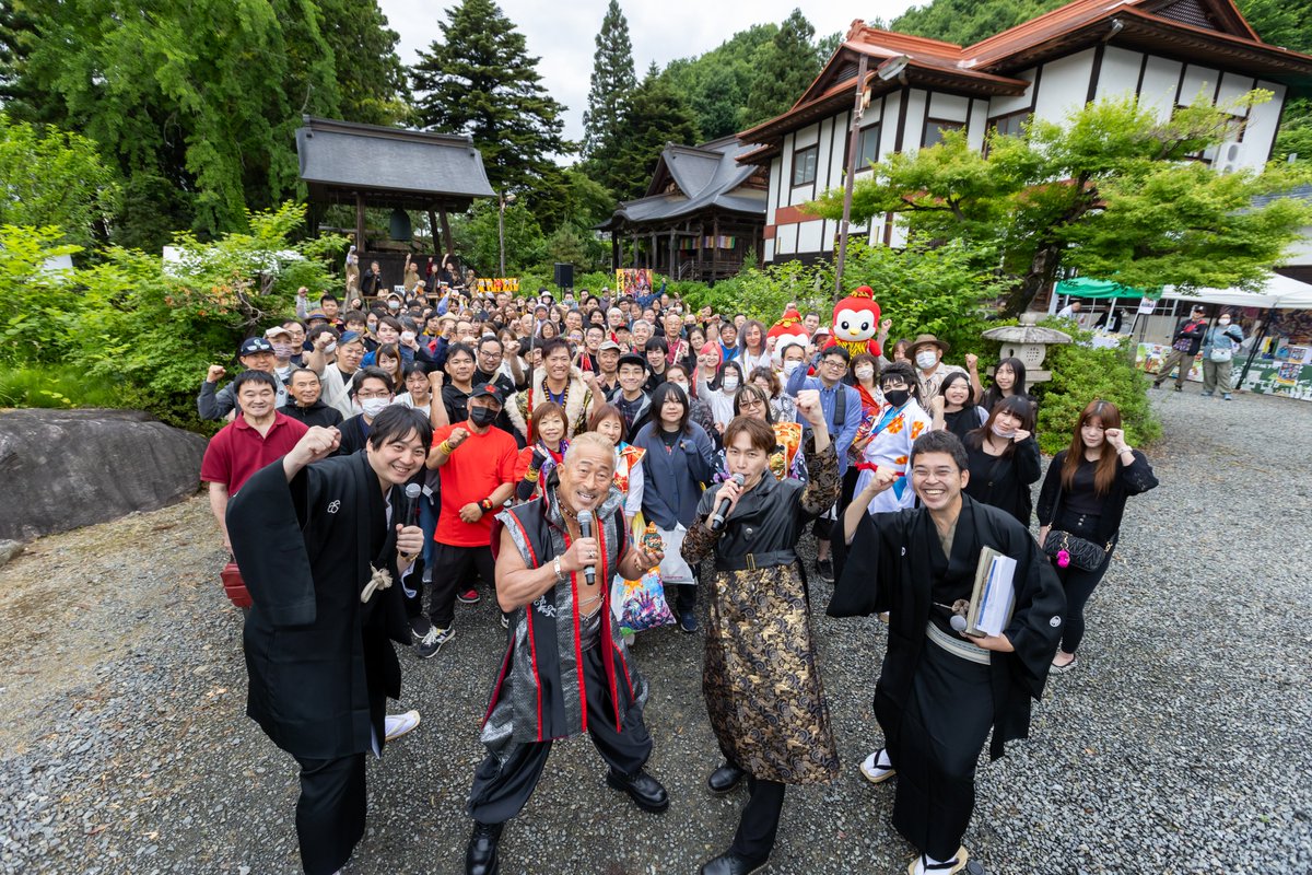 amusement_japan's tweet photo. ニューギンの人気シリーズ『花の慶次』の主人公としてお馴染みの戦国武将、前田慶次の四百十五回忌供養祭が6月4日、慶次が晩年を過ごした山形県米沢市の堂森善光寺で執り行われた。会場には全国各地から『花の慶次』ファンや歴史ファンが集まり、慶次の遺徳をしのんだ。

前田慶次は加賀前田家の祖・前田利家の甥にあたり、直江兼続との親交をきっかけに上杉家に仕えた人物として知られる。晩年を米沢で過ごしたとされ、堂森善光寺には供養塔が建立されている。毎年命日にあたる6月4日には供養祭が営まれ、地域の歴史文化を継承する行事として定着している。

供養祭は午前11時から法要を執り行い、その後は太鼓演奏やパチンコ・パチスロ『花の慶次』シリーズでお馴染みの角田信朗さん、大西洋平さんが搭載楽曲を歌うライブステージ、お楽しみ抽選会などを開催。落語家の林家希林さん、立川かしめさんも参加したほか、会場では慶次関連グッズや地元特産品の販売も行われ、多くの来場者でにぎわった。

ニューギングループは今年も供養祭に協賛。同社は長年にわたりパチンコ・パチスロ『花の慶次』シリーズを展開していることから、前田慶次ゆかりの活動も継続的に支援している。