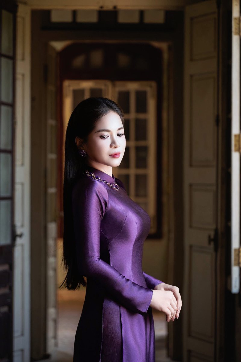 gaidepshowbiz's tweet photo. Áo dài truyền thống của phụ nữ Việt Nam đẹp và sang https://t.co/v4sPM8XL0Y