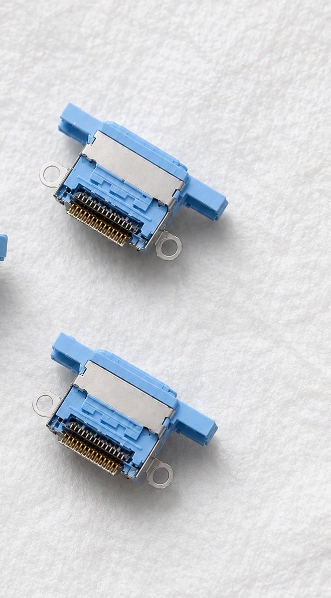 LusiRoy8's tweet photo. Iphone 18 pro max and iphone 18 pro prototype charging connector colours light blue dark grey and Deep cherry color https://t.co/2lfM1ibz01