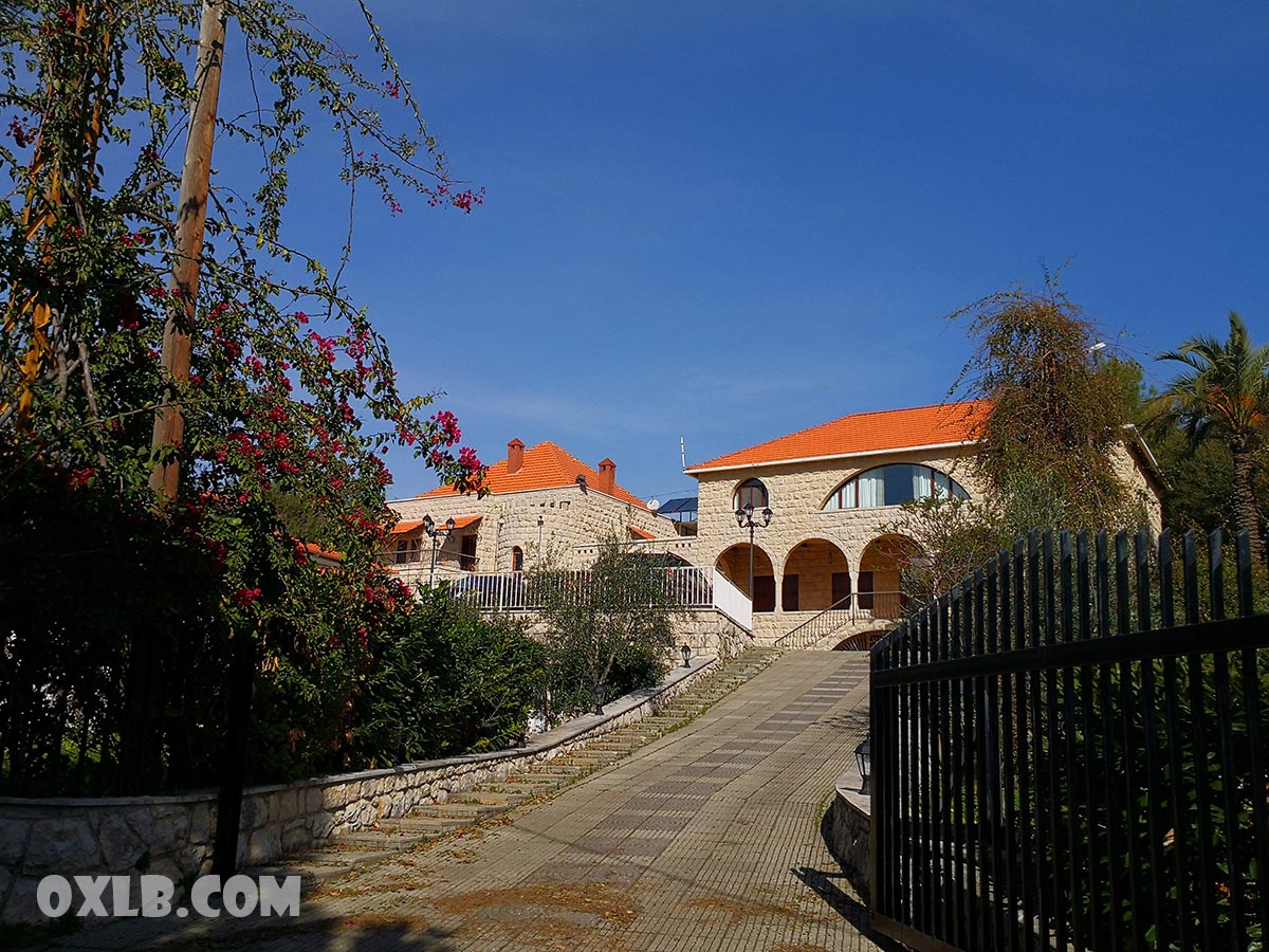 onefineart's tweet photo. Beautiful house in Chamat, with the cross above the door. https://t.co/QupEaHtcuw #beautiful #house #chamat #chamet #cross #door #lebanon #villalebanon #discoverlebanon #livelebanon https://t.co/3T6LKwa6yB