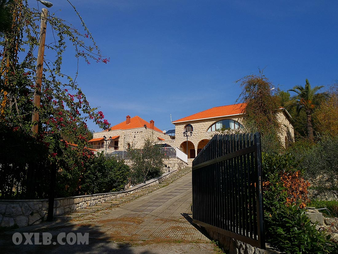 onefineart's tweet photo. Beautiful house in Chamat, with the cross above the door. https://t.co/QupEaHtcuw #beautiful #house #chamat #chamet #cross #door #lebanon #villalebanon #discoverlebanon #livelebanon https://t.co/3T6LKwa6yB