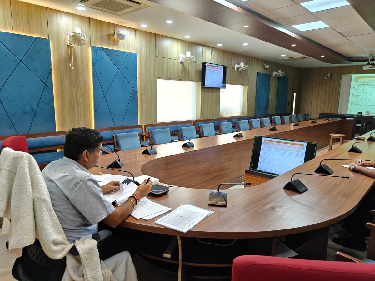 Commissionergkp's tweet photo. मण्डलायुक्त अनिल ढींगरा ने माननीय मुख्‍यमंत्री महोदय जी के जनता दर्शन में जनपद देवरिया, कुशीनगर एवं महराजगंज से सम्‍बन्धित प्राप्‍त प्रार्थना पत्रों के निस्‍तारण की विस्‍तृत समीक्षा जनपद के जिलाधिकारियों एवं सम्‍बन्धित जांच अधिकारियों के साथ की गयी, दिया निर्देश। https://t.co/UUrkxPIt7o