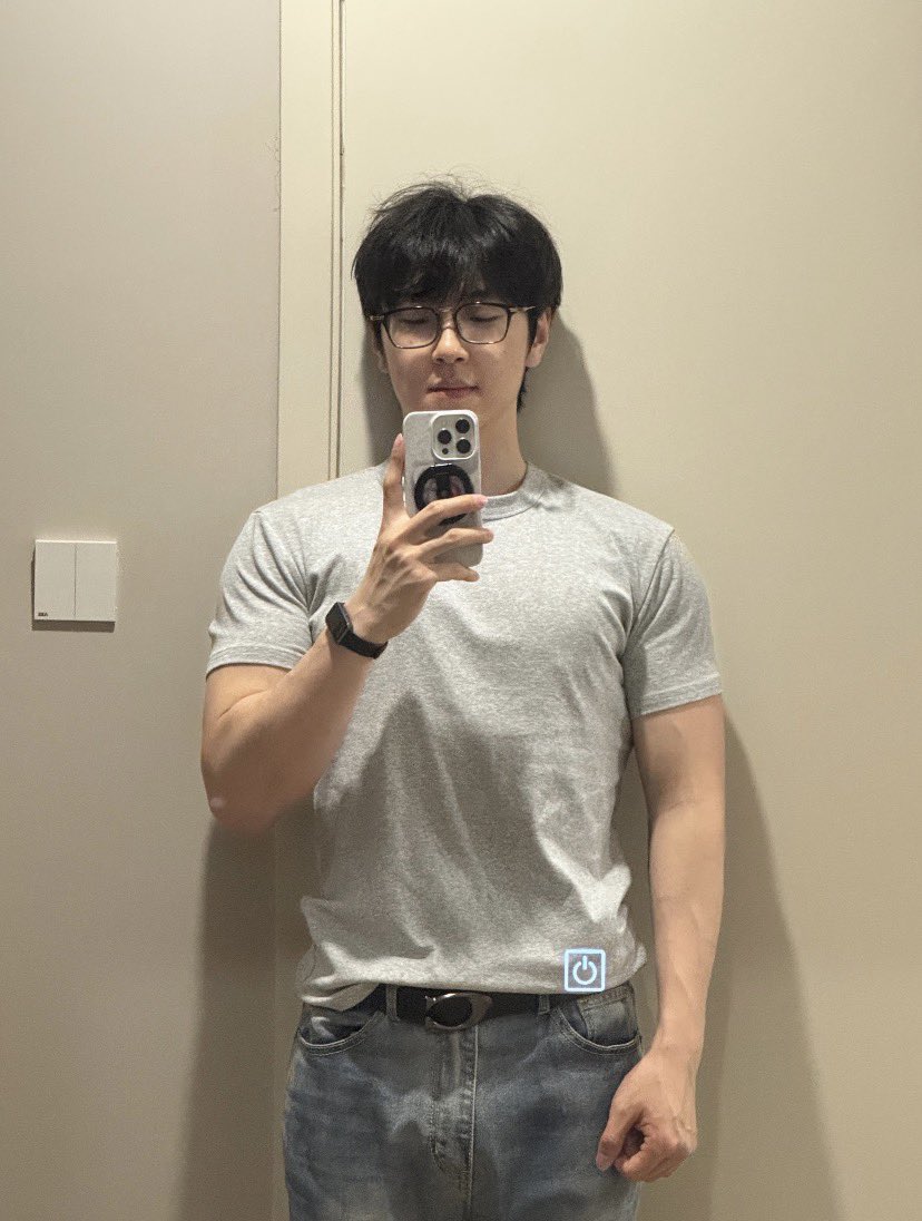 maekana1112's tweet photo. 家でも筋肉を鍛えられるんだよ💪 https://t.co/5tWf001oXH