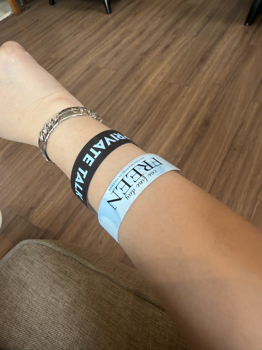jessicaluo52701's tweet photo. 45s private talk on FMT VN
👧: i have 2 gift to u . One for this day and one for birthday 
🌷: really ? why birthday ? U dont come?🤨 
👧: CEO not save date for me i dont know which day and i can go or not
🌷: extractly my birthday ( with narak voice) 
Should I believe her? 🤭 https://t.co/ImRsVRHb8K