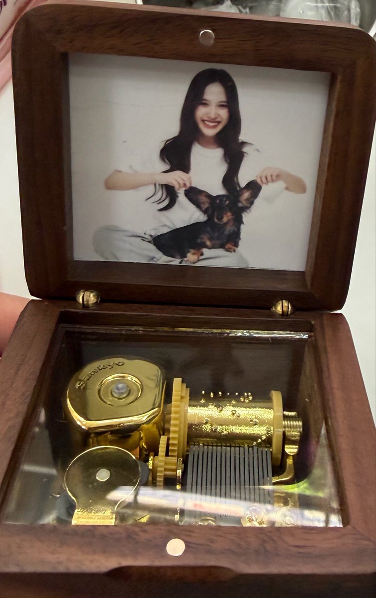 jessicaluo52701's tweet photo. 45s private talk on FMT VN
👧: i have 2 gift to u . One for this day and one for birthday 
🌷: really ? why birthday ? U dont come?🤨 
👧: CEO not save date for me i dont know which day and i can go or not
🌷: extractly my birthday ( with narak voice) 
Should I believe her? 🤭 https://t.co/ImRsVRHb8K