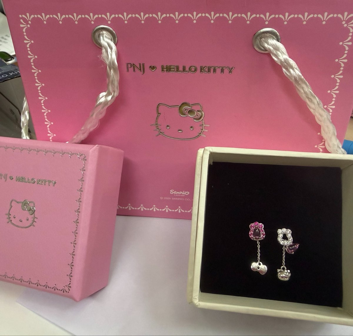 jessicaluo52701's tweet photo. 45s private talk on FMT VN
👧: i have 2 gift to u . One for this day and one for birthday 
🌷: really ? why birthday ? U dont come?🤨 
👧: CEO not save date for me i dont know which day and i can go or not
🌷: extractly my birthday ( with narak voice) 
Should I believe her? 🤭 https://t.co/ImRsVRHb8K