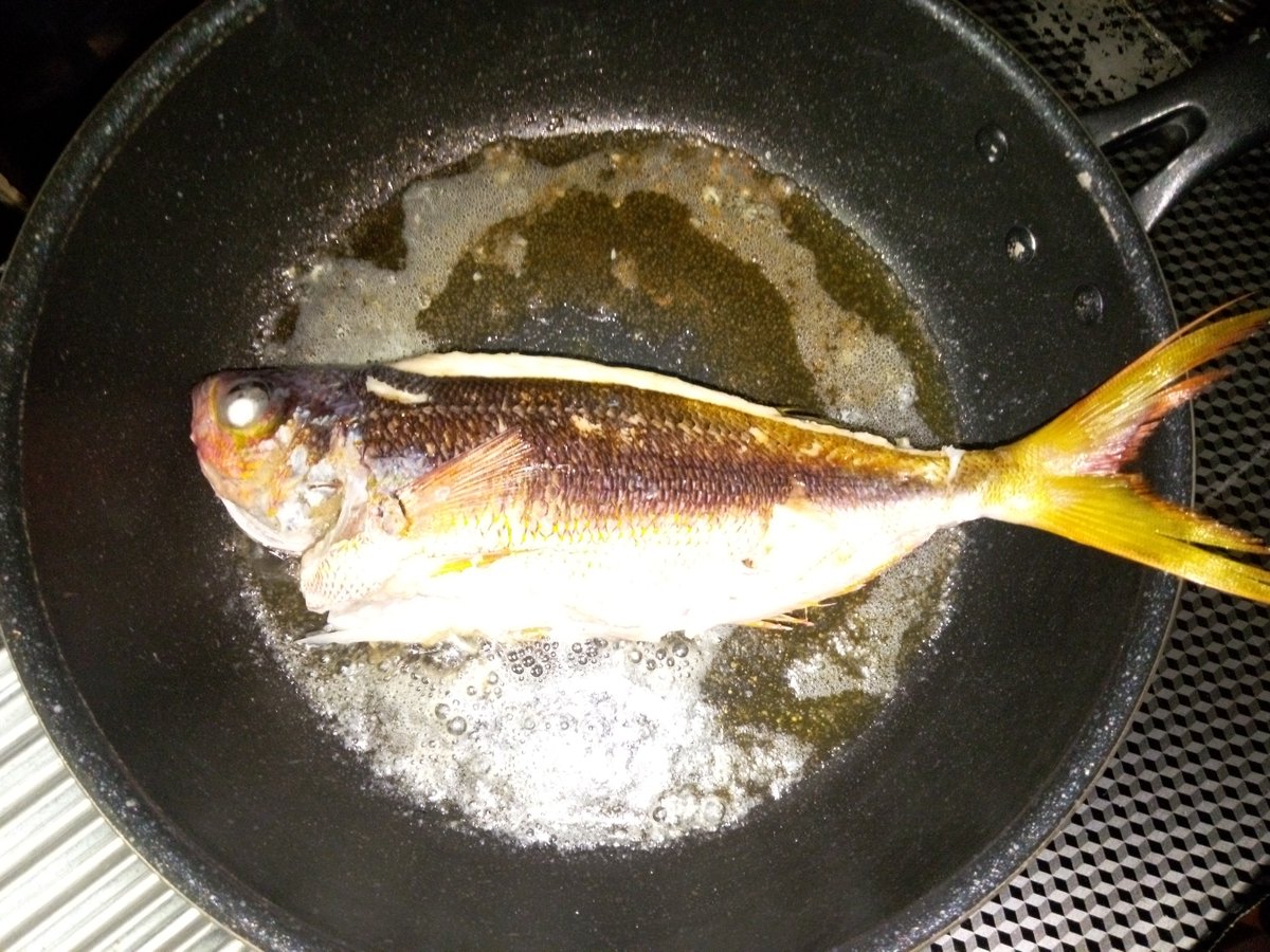 okisonousui's tweet photo. ～毎月３日から７日は
　さかなを食べよう🐟～

「#さかなの日」にちなんで、県魚であるグルクンを購入してバター焼きで食べてみました。
バターとニンニクの風味が、素人が作ってみてもおいしく頂くことができました。 https://t.co/fVYex1oB22