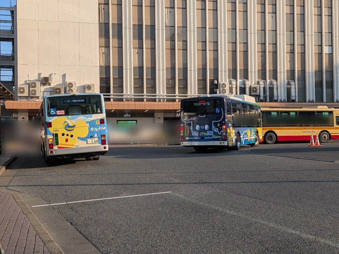 chirutarisu0334's tweet photo. かなみん お誕生日おめでとうございます！　

ひ164号車&amp;ひ202号車

ち53号車

ふ102号車

せ96号車

#神奈川中央交通 #神奈中 #かなみん #かなみんラッピング https://t.co/H2Va2Gml4i