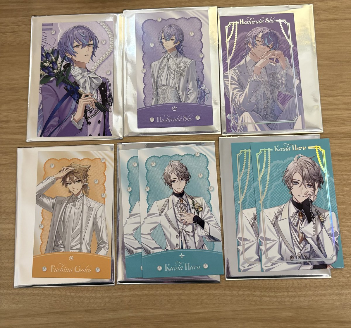 hamini125's tweet photo. 【交換】にじさんじ Luminous Marriage ジュンブラ  ランダムフォト風カードA 缶バッジ

【譲】 画像1、2枚目
【求】 画像3枚目 

＊好条件の方、まとめての方優先
＊郵送交換希望
出先の為ID、スリーブ無しです💦
帰宅スリーブに入れます
検索からもお気軽にお声掛け��ださい！ https://t.co/dEzr2LnjLW