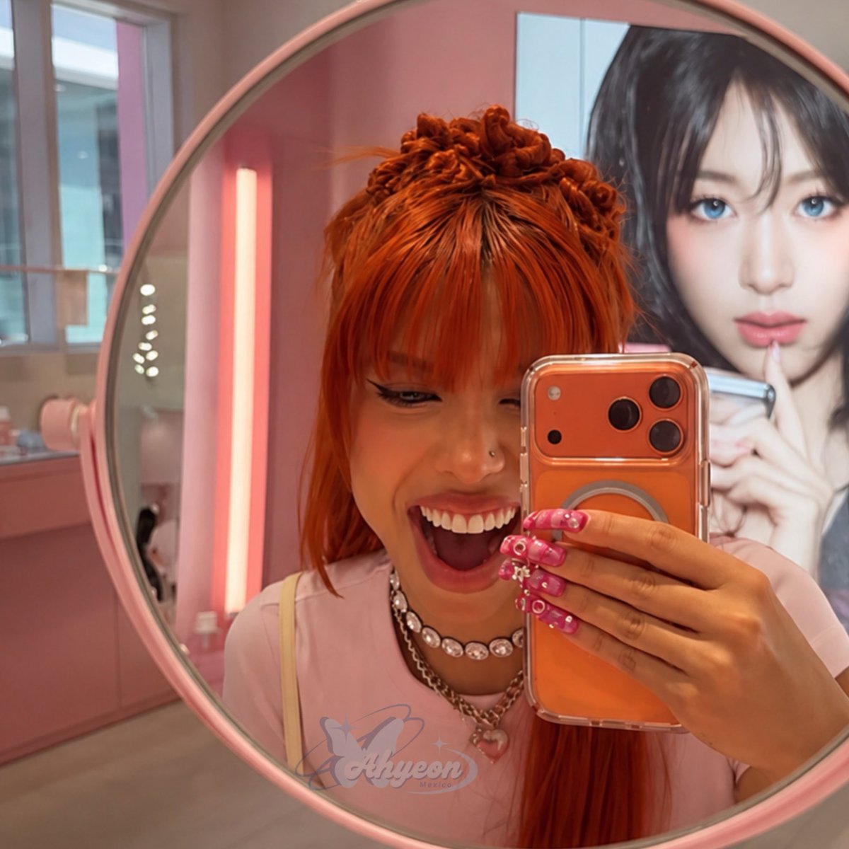 ahyeon_mexico's tweet photo. La famosa Cantante Mexicana 🇲🇽 YERI MUA, en su viaje a Corea del Sur 🇰🇷, visitó la tienda “Banila Co” de la que #AHYEON 🦋 y #BABYMONSTER son enbajadoras y atraves de sus historias de Instagram, Yeri subió una foto en la tienda con un Póster de Ahyeon al fondo. 

#AHYEONMEXICO https://t.co/Wrz7DcQxmq