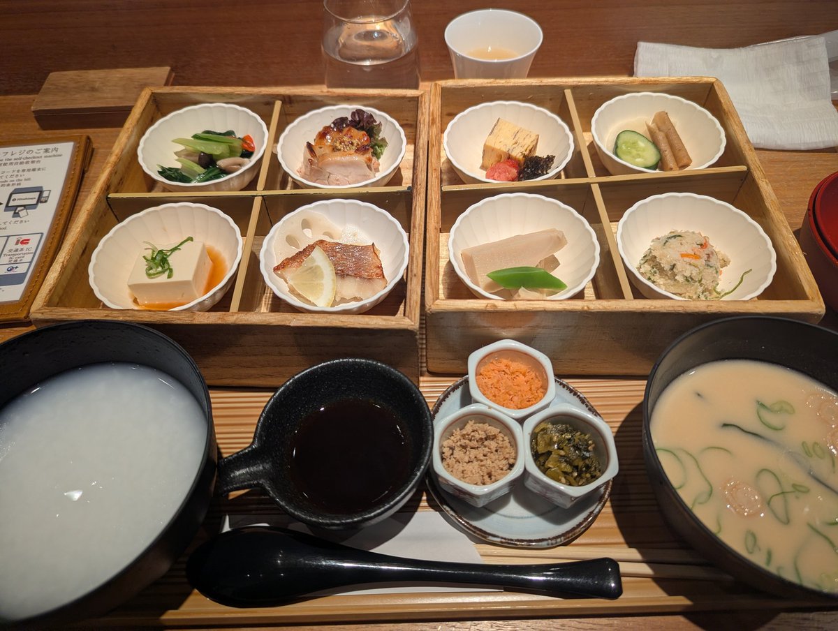ricox6002's tweet photo. @yumiyuchun 私は思い出の（笑）空港でご飯食べてるよぉ〜
楽しんで来てね〜 https://t.co/VOMIszD8lE