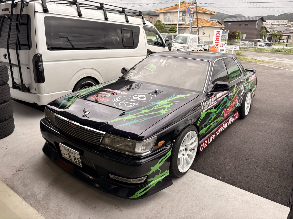 AutoBarista's tweet photo. 派手なセダンきた https://t.co/imMIfP8lTw