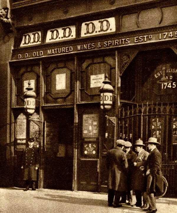 Howl_Sarah's tweet photo. Morning! 
Dirty Dick’s. Established in 1745 as 'The Old Jerusalem', adopted the name Dirty Dick’s in the 1800s. Named after 18th-century merchant Nathaniel Bentley, who stopped bathing and cleaning his hardware warehouse after his fiancée tragically died on their wedding day. https://t.co/tqRoih16Xv