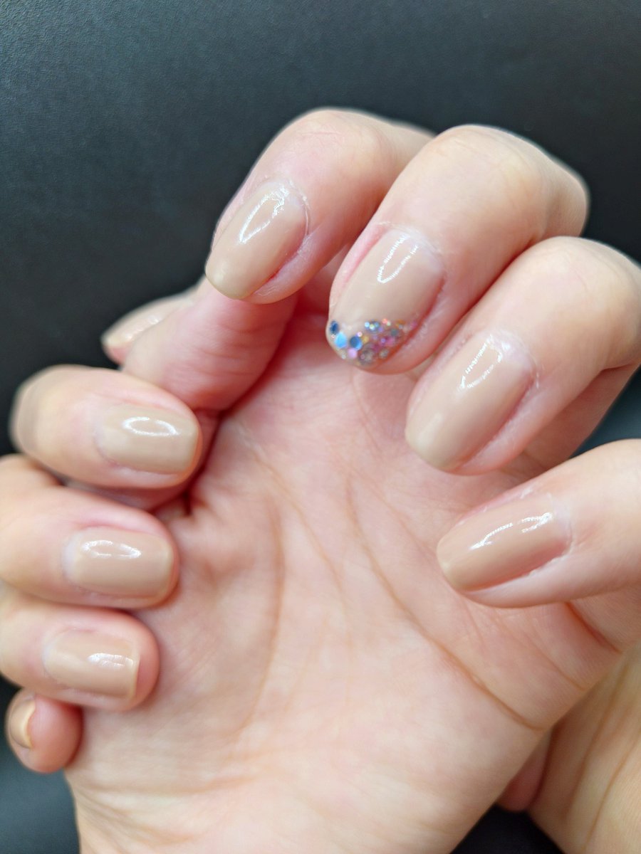 mrh668's tweet photo. 週末のネイル💅
ネイルエスの透明紅茶strawberryflavor
法事だったので、大人しく…普段ならベースのみにするのをちょっと素知らぬ顔でベージュネイルに。かけたところに法事後にごまかしも。
夫側の法事でしたが疲れきったのか帰ってシャワー浴びてから翌日まで寝倒してしまいました。体力がない… https://t.co/KrqukIWhKg