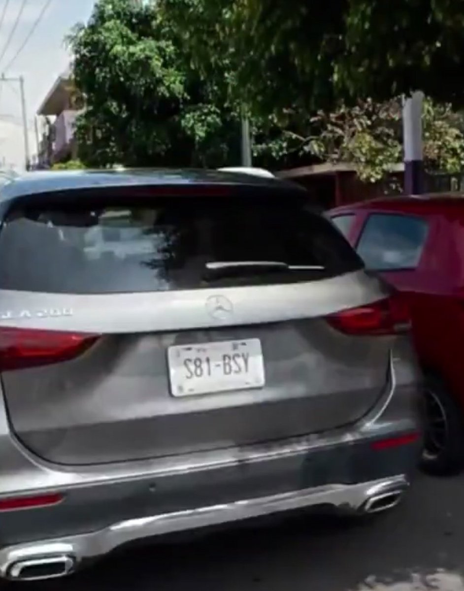 Anxiousvids's tweet photo. En Acoxpa, alcaldía Tlalpan, Ciudad de México, un automovilista que viajaba en una Mercedes Benz con placas S81-BSY agredió brutalmente a un ciclista golpeándolo y pateándolo con violencia.

El video muestra al conductor (aparentemente un escolta o guardaespaldas que porta un arma de fuego tipo Glock 9mm) persiguiendo, golpeando y lastimando al ciclista que intentaba huir, mientras el agresor lo insulta y agrede físicamente.

El ciclista ya presentó denuncia ante la Fiscalía de la CDMX y el hecho ha generado indignación en redes por la violencia desproporcionada y el posible porte ilegal del arma.