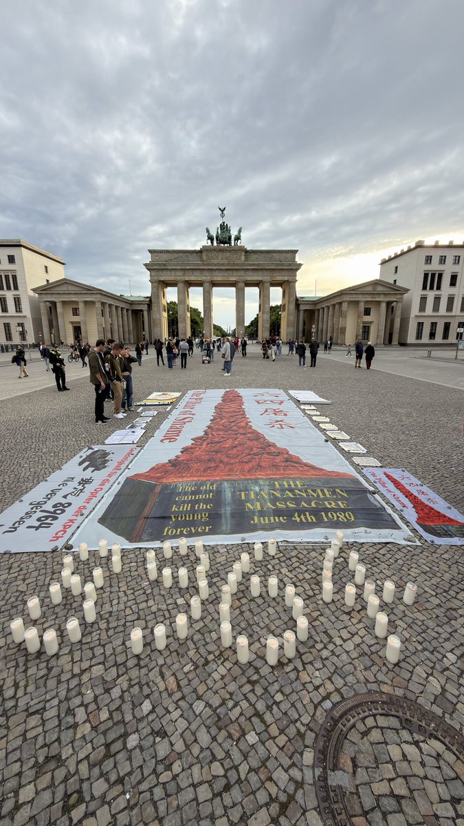 EUROPECDP's tweet photo. 我点燃这支蜡烛，是为了纪念逝者。无论政治立场如何，失去的生命都值得被记住。历史不应被遗忘，逝者应当得到尊重。 https://t.co/yMH599Oz1T