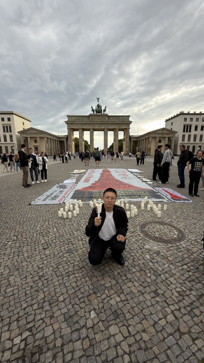 EUROPECDP's tweet photo. 我点燃这支蜡烛，是为了纪念逝者。无论政治立场如何，失去的生命都值得被记住。历史不应被遗忘，逝者应当得到尊重。 https://t.co/yMH599Oz1T