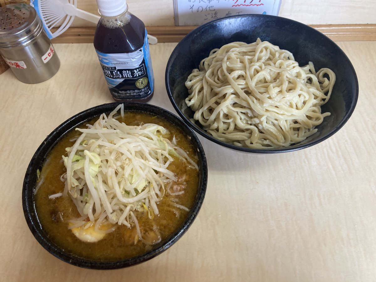 kaza20022's tweet photo. ラーメン二郎京成大久保店
みそつけ麺野菜

つけ汁はみそを効かせつつ適度なアブラ感もあり、二郎らしさも感じる
具材は崩れかかった腕肉数枚・クタクタ野菜・半玉子
調理工程の都合上でつけ汁が先出しの為、麺の提供まで2〜3分のインターバルがあり、最後の方は温くなるが目を瞑ろう😑 https://t.co/39TOl5yCgl