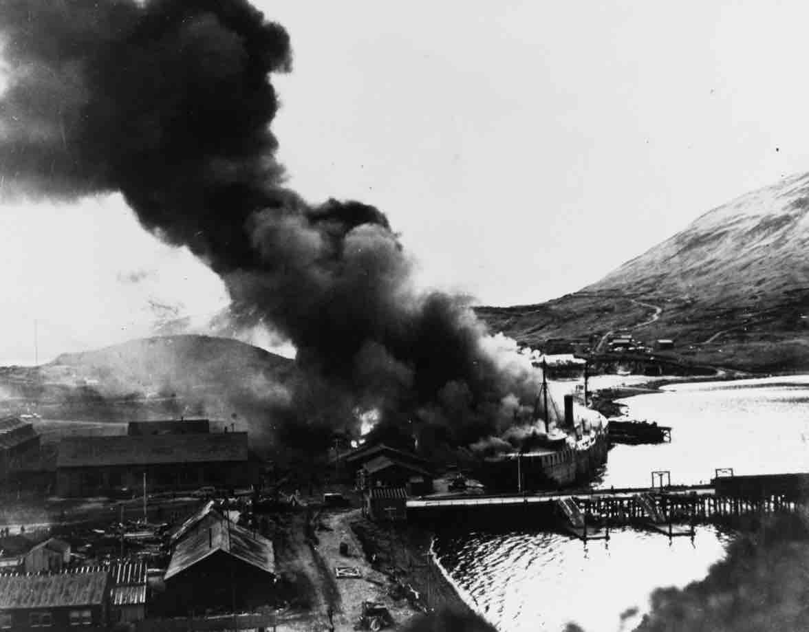 6zzOp's tweet photo. 1942年6月5日13:10 西部アリューシャン攻略作戦

九九式艦爆10機(「隼鷹」)はダッチハーバーの軍事施設及び在泊艦船を爆撃(250kg爆弾10発)。 https://t.co/DUCiUKDZmQ