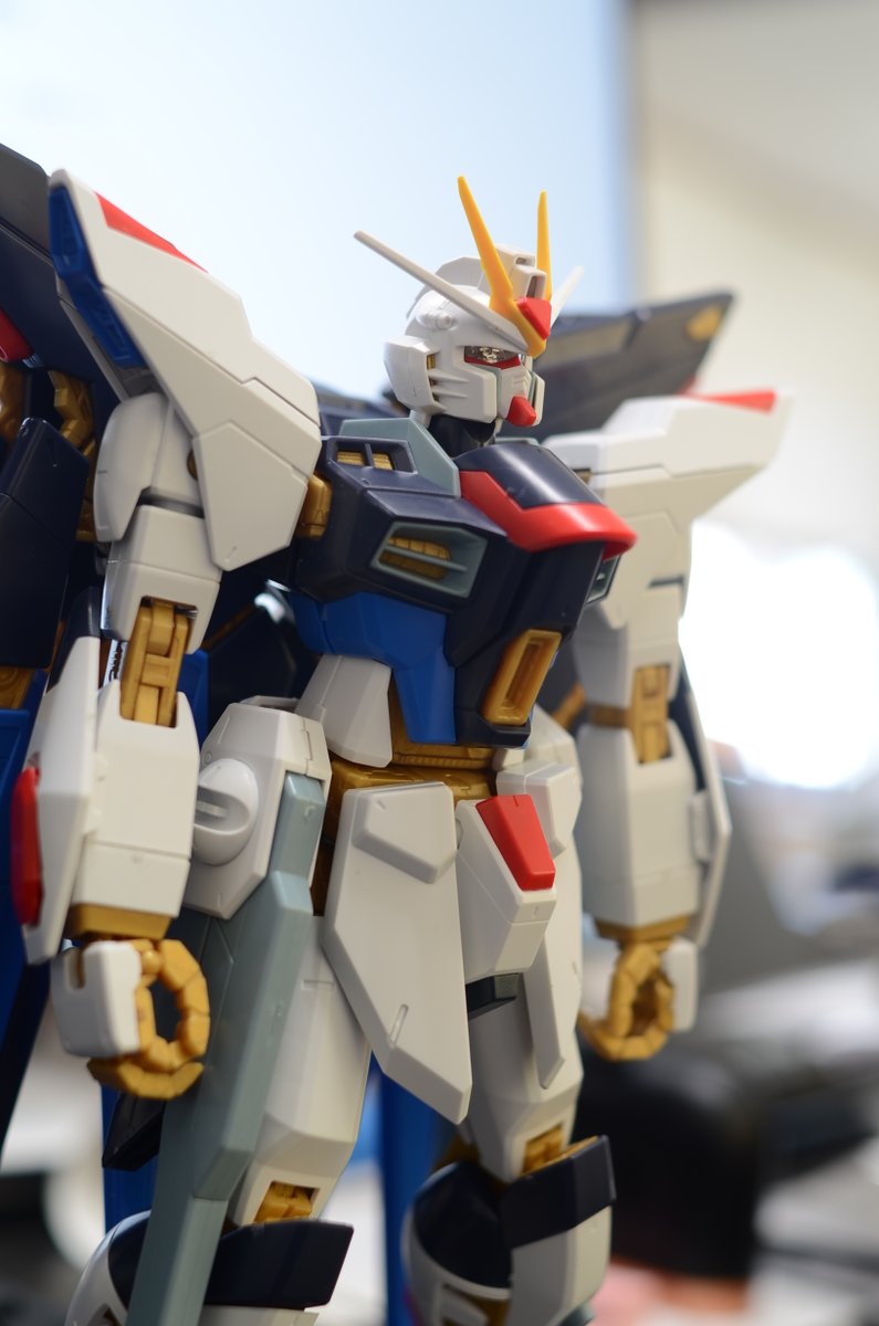 Luminol1985's tweet photo. 色々ありカメラの勉強を再開しようかなと。機材を引っ張り出し触ってみるが全く忘れている。イチからやり直した方が良さそう📷

本体：Nikon D7000
レンズ：AF Nikkor 35mm f/2D
Aモード、ISO100でタイマー2S固定で
F値を変えて撮ってみた

F2、F4、F8、F11
ガンダム撮るならF5.6位が良さそう👀 https://t.co/j7z5ultLQL