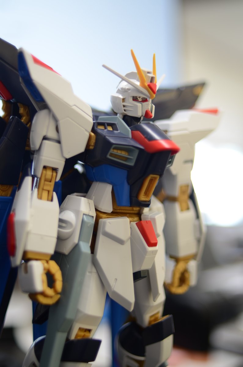Luminol1985's tweet photo. 色々ありカメラの勉強を再開しようかなと。機材を引っ張り出し触ってみるが全く忘れている。イチからやり直した方が良さそう📷

本体：Nikon D7000
レンズ：AF Nikkor 35mm f/2D
Aモード、ISO100でタイマー2S固定で
F値を変えて撮ってみた

F2、F4、F8、F11
ガンダム撮るならF5.6位が良さそう👀 https://t.co/j7z5ultLQL
