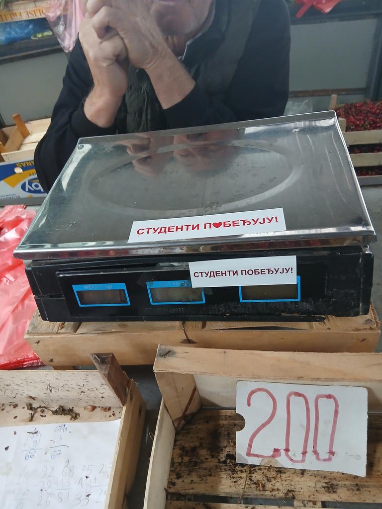 volimbalkanuvek's tweet photo. Студенти побеђују?
А гајбице празне... Тако би изгледала и држава када би овакви дошли на власт, празна и прљава.
Али ми то нећемо дозволити. Доста је било.
Србија побеђује! 🇷🇸 https://t.co/2tpW40uQfM