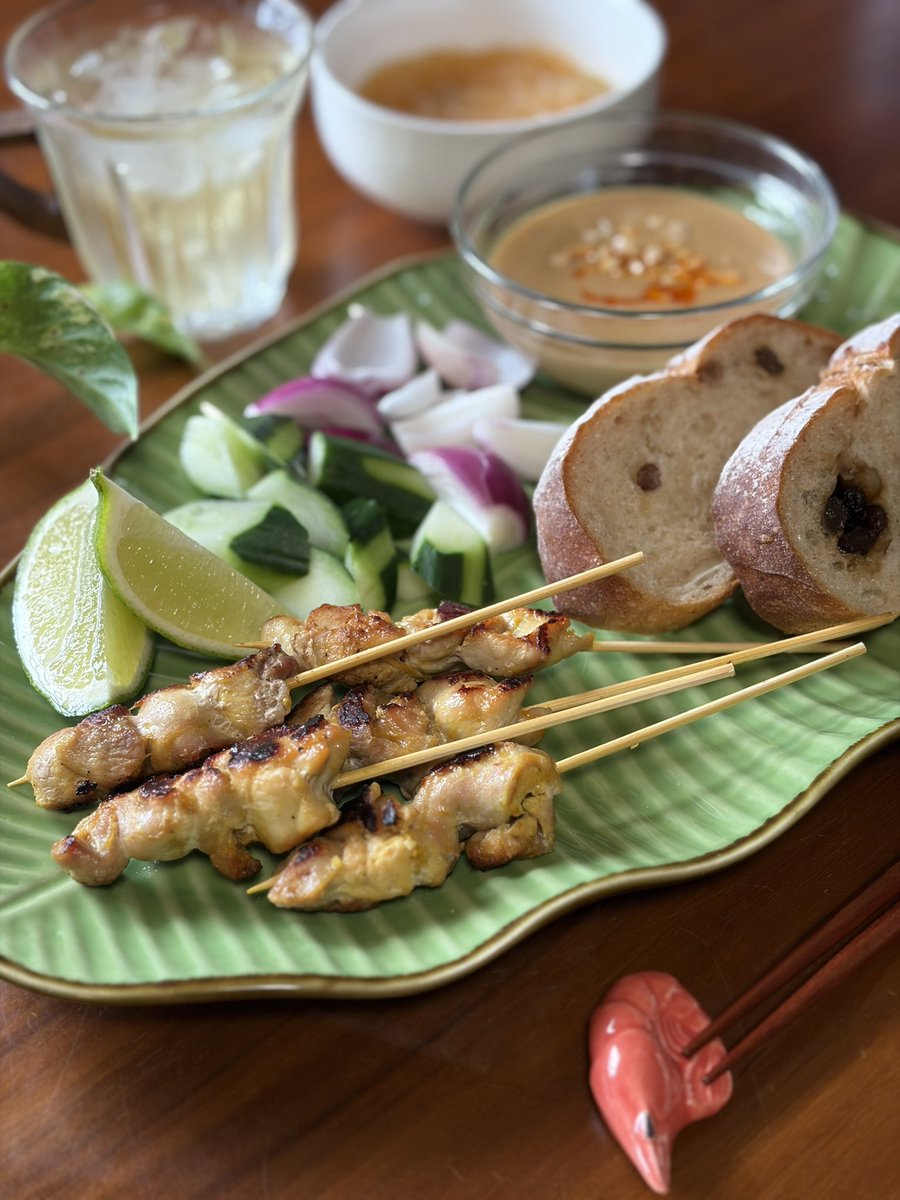 yunon_jp's tweet photo. I used red onions from my garden to
make satay, the kind I ate in Singapore
ヒヨドリに葉が食べられて
育たなかった赤玉ねぎ達は
サテーの付け合わせに活用
シンガポールのホーカーで食べたままに
野菜大雑把カット再現🥒🧅
ほんとにこんなカットですよ(笑
#satay #家庭菜園 #おうちごはん https://t.co/EZzayOQcnK
