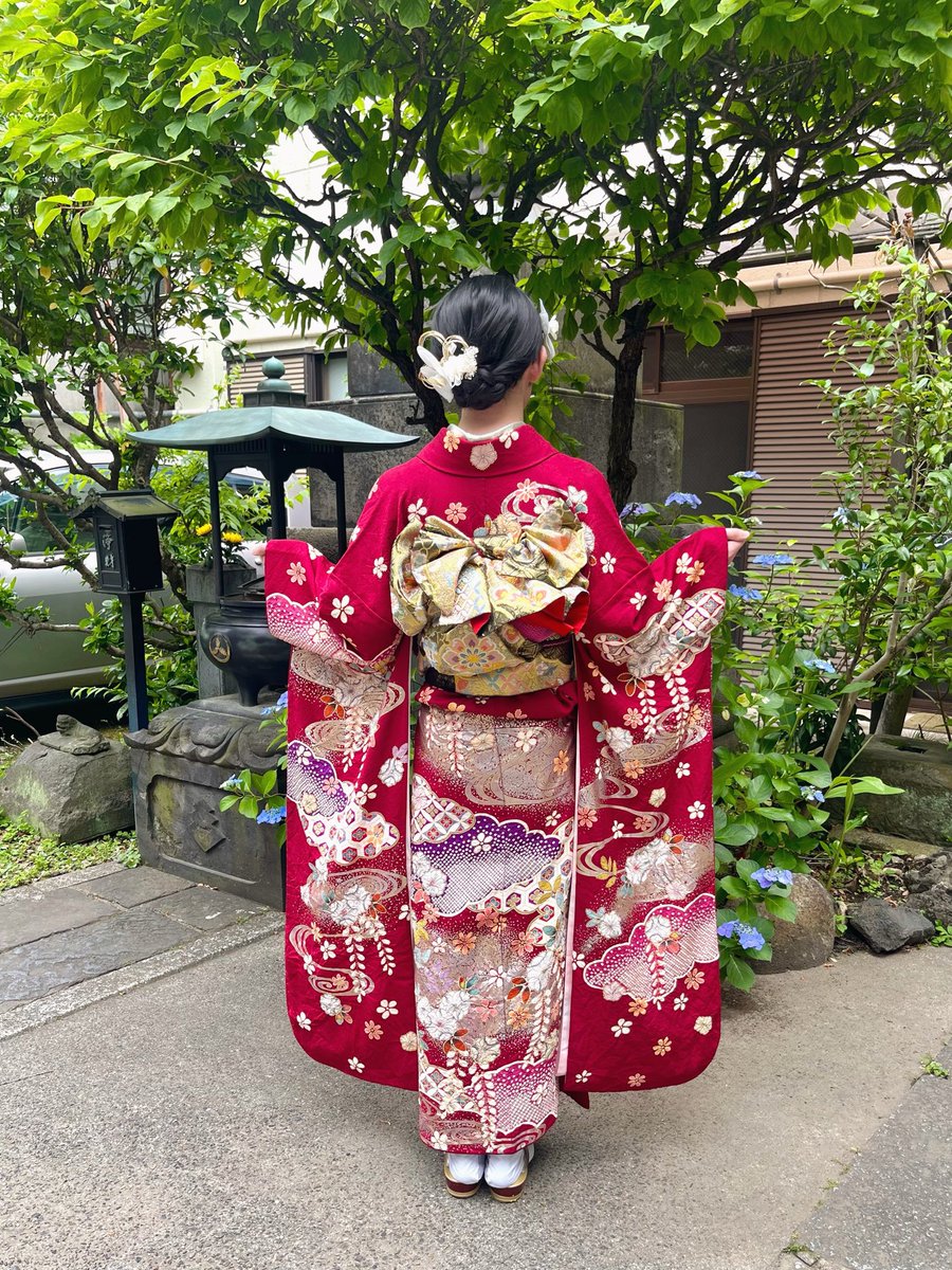 makeover_with's tweet photo. 訪問着のあとは振袖女子に👘

レトロ柄の赤振袖に、ゴージャスな帯を締めて🎀✨

撮影をしていたら、ふいにお寺のおばあちゃんがやってきて「綺麗なのを着てきてくれて、まだ若いからお祝いに」と、お守りを授けてくれました😳

成人式の前撮りと思われたんかな。笑
何も言えなかったけど…
それだけ自然で可愛いお客様でした🌸

着れるときに着たいと訪問着と振袖どちらも楽しまれたお客様🫶🏻︎
たくさん有難うございました💙❤️