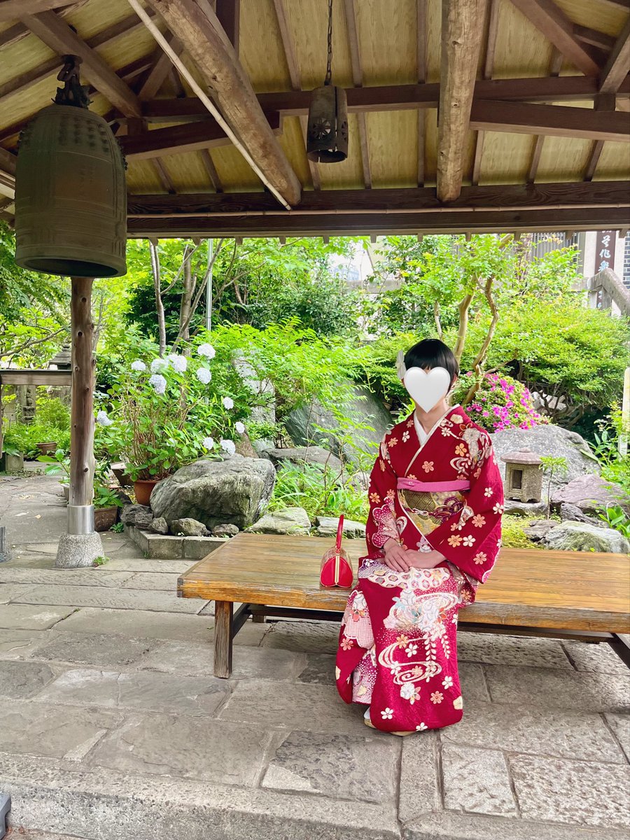 makeover_with's tweet photo. 訪問着のあとは振袖女子に👘

レトロ柄の赤振袖に、ゴージャスな帯を締めて🎀✨

撮影をしていたら、ふいにお寺のおばあちゃんがやってきて「綺麗なのを着てきてくれて、まだ若いからお祝いに」と、お守りを授けてくれました😳

成人式の前撮りと思われたんかな。笑
何も言えなかったけど…
それだけ自然で可愛いお客様でした🌸

着れるときに着たいと訪問着と振袖どちらも楽しまれたお客様🫶🏻︎
たくさん有難うございました💙❤️